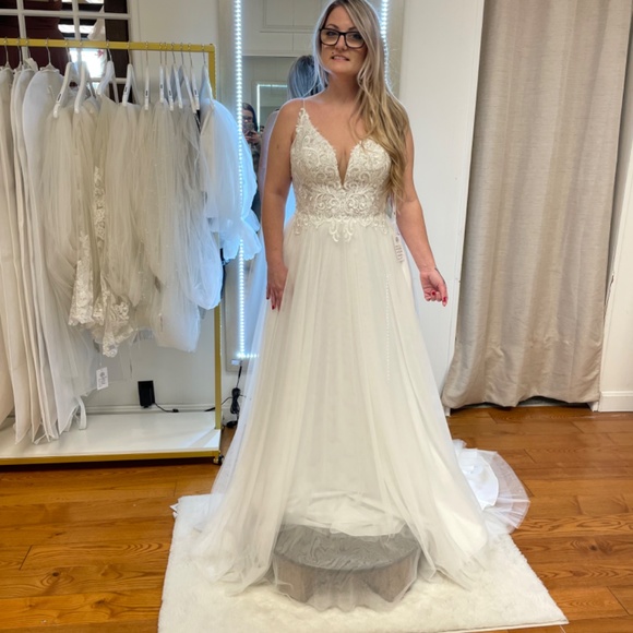 Stella York wedding gown - Picture 5 of 5